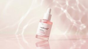 淡いピンク背景の中にメディキューブのピンクペプチドアンプルを置いた、やわらかい美容系アイキャッチ