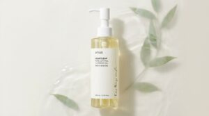 アヌアのドクダミポアコントロールクレンジングオイルを中央に置いた、清潔感のあるシンプルなアイキャッチ画像