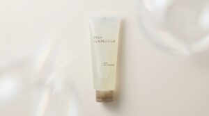 無印良品のクレンジングジェルを余白のある上品な背景で見せたアイキャッチ