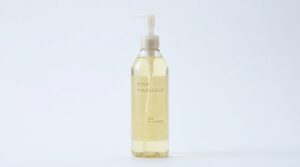 余白の多いシンプルな背景に無印良品のクレンジングオイルを1本だけ置いた画像