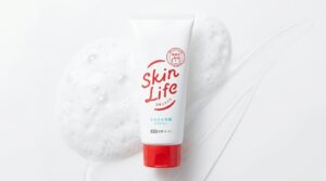 スキンライフ薬用洗顔フォームを白基調の背景と泡感のある雰囲気で見せた比較記事向けアイキャッチ画像