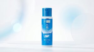 白い背景に肌ラボ白潤薬用美白化粧水を配置した透明感のあるシンプルな画像