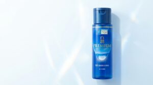 白潤プレミアム化粧水のボトルが白と淡い青の清潔感ある背景に配置されたアイキャッチ画像
