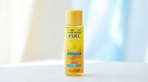 メラノCC薬用しみ対策美白化粧水のボトルを清潔感のある背景に置いたシンプルなアイキャッチ画像